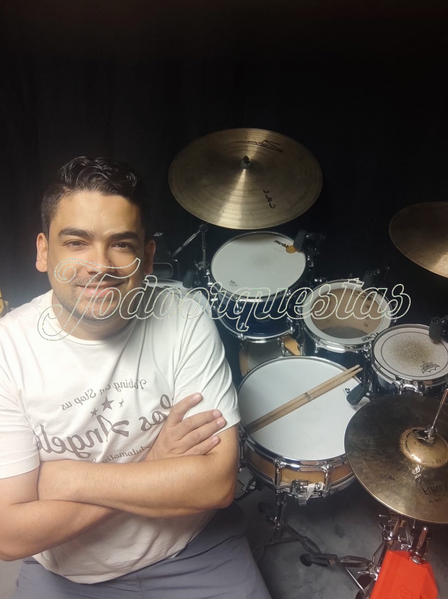 Se ofrece Baterista/Percusionista/Bajista profesional.