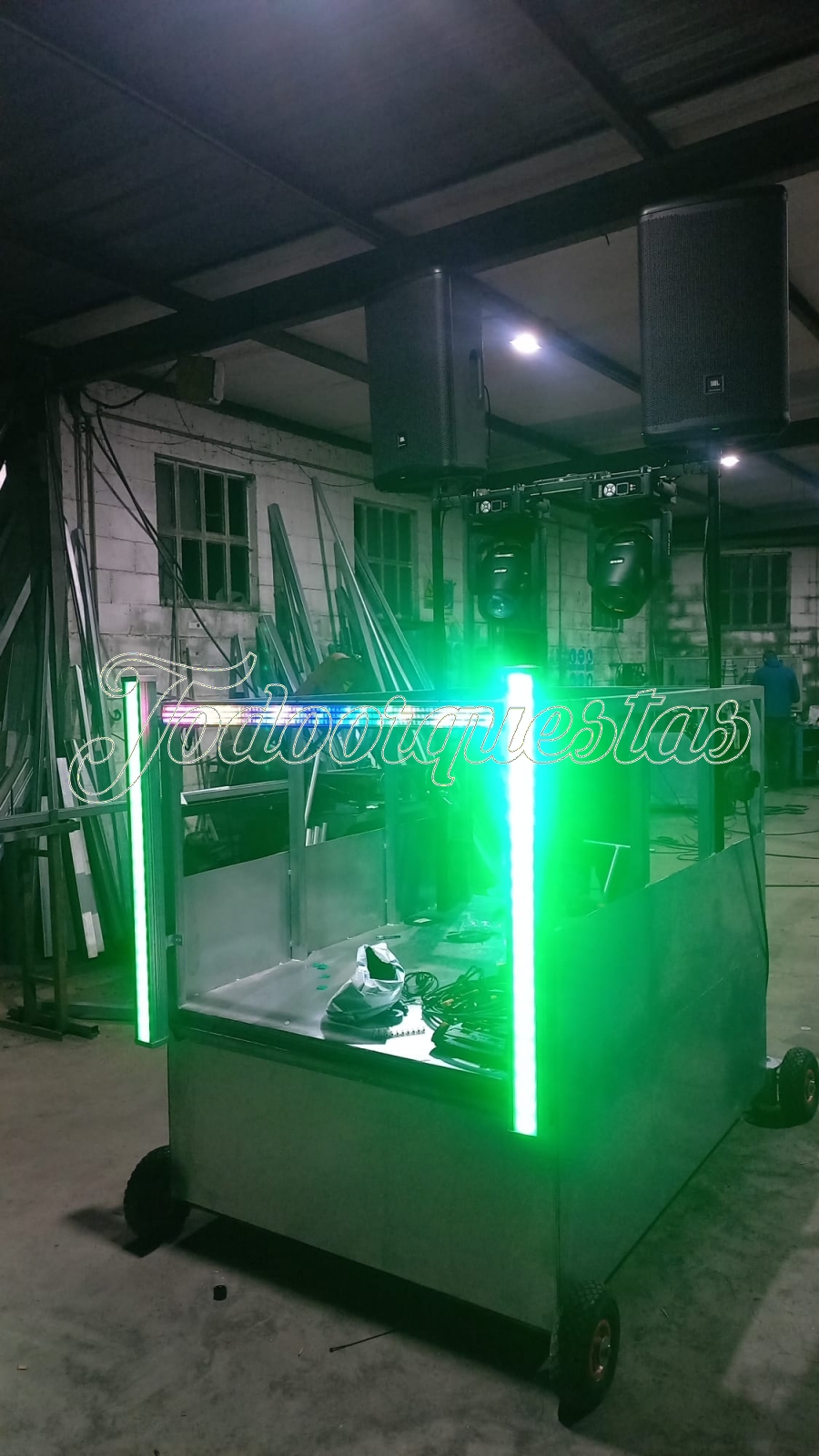 ILUMINACION: 2 CABEZAS MOVILES BEAM 230 Y TRES BARRAS LED.